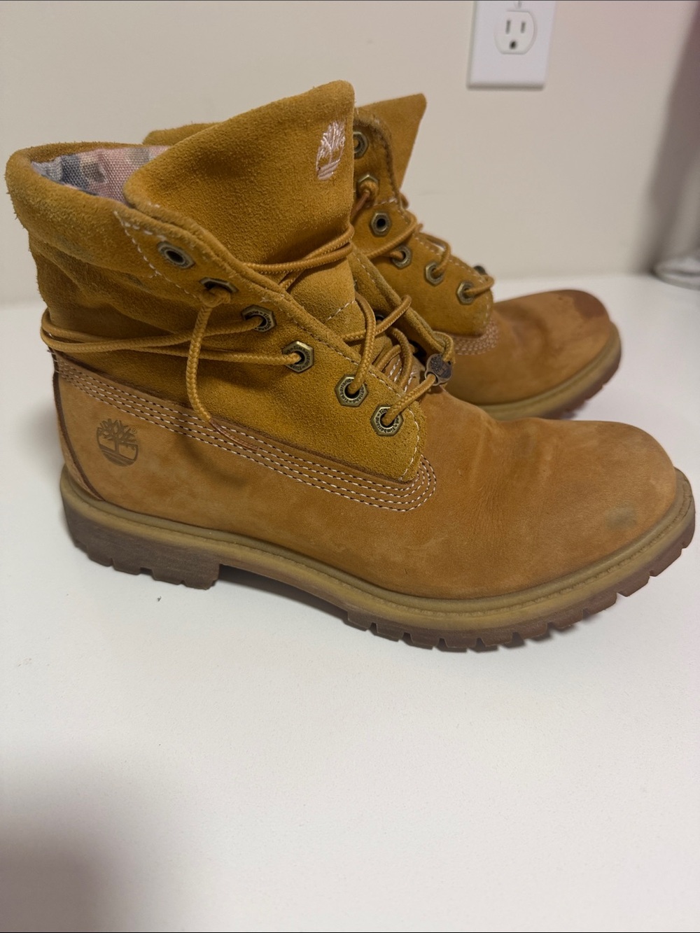 Timberland  Wheat Suede Lace-Up Boots women’s 7.5sz, kids sz 6
